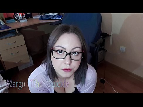 ❤️ Секси девојка со наочари длабоко го цица дилдото на камерата ❤️❌ Дурли кај нас ️❤