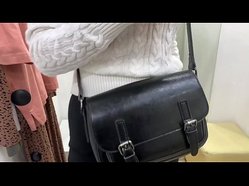 ❤️ Јавна мастурбација на младата кучка FeralBerry со дилдо во фитинг просторијата ❤️❌ Дурли кај нас ️❤